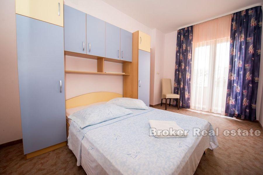 Kastela, dům se zahradou v blízkosti moře