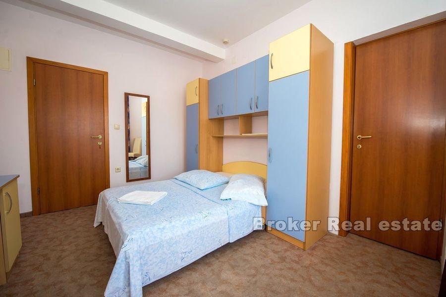 Kastela, dům se zahradou v blízkosti moře