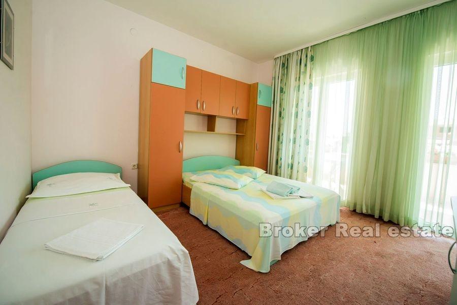 Kastela, casa con giardino vicino al mare