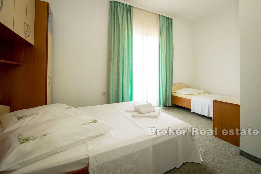 Kastela, casa con giardino vicino al mare