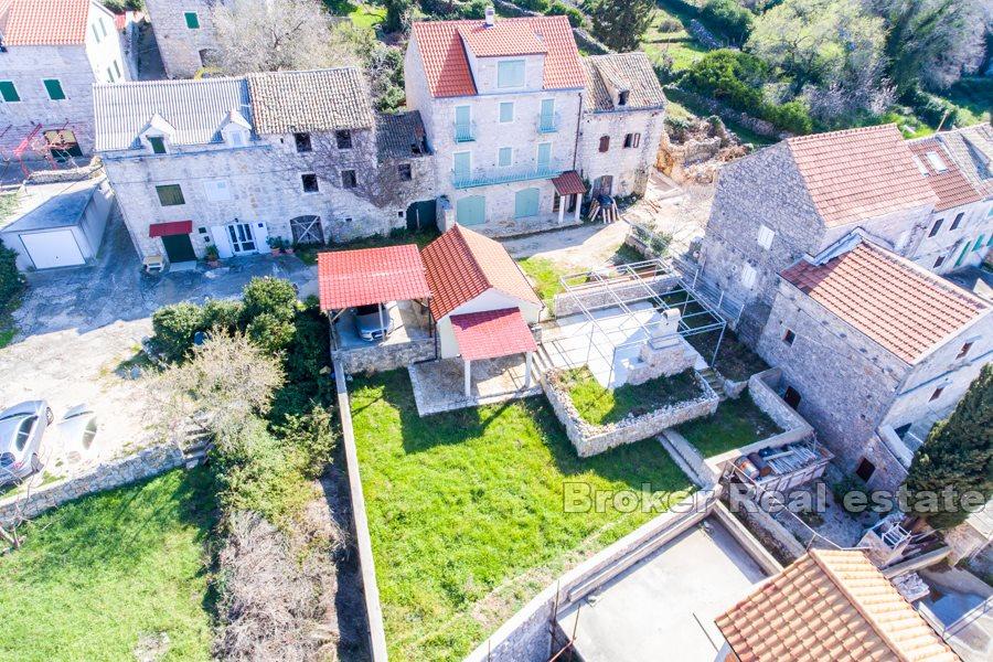 Øya Hvar - Stone hus i en rad med havutsikt