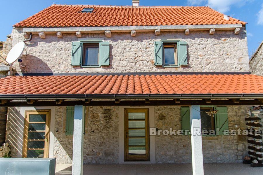 Isola di Hvar - Casa in pietra in fila con vista mare