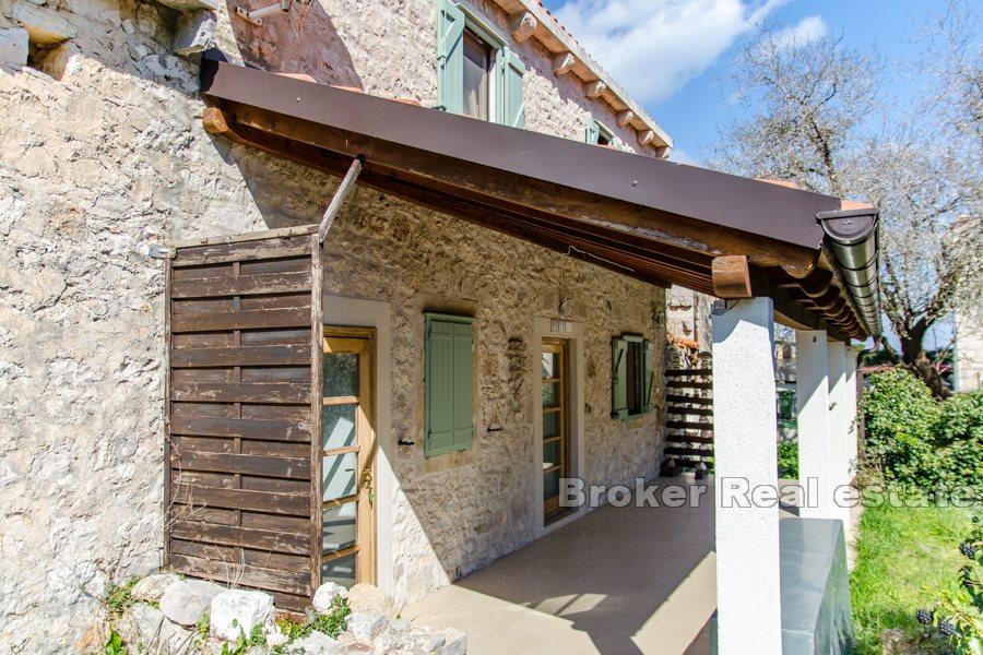 Isola di Hvar - Casa in pietra in fila con vista mare