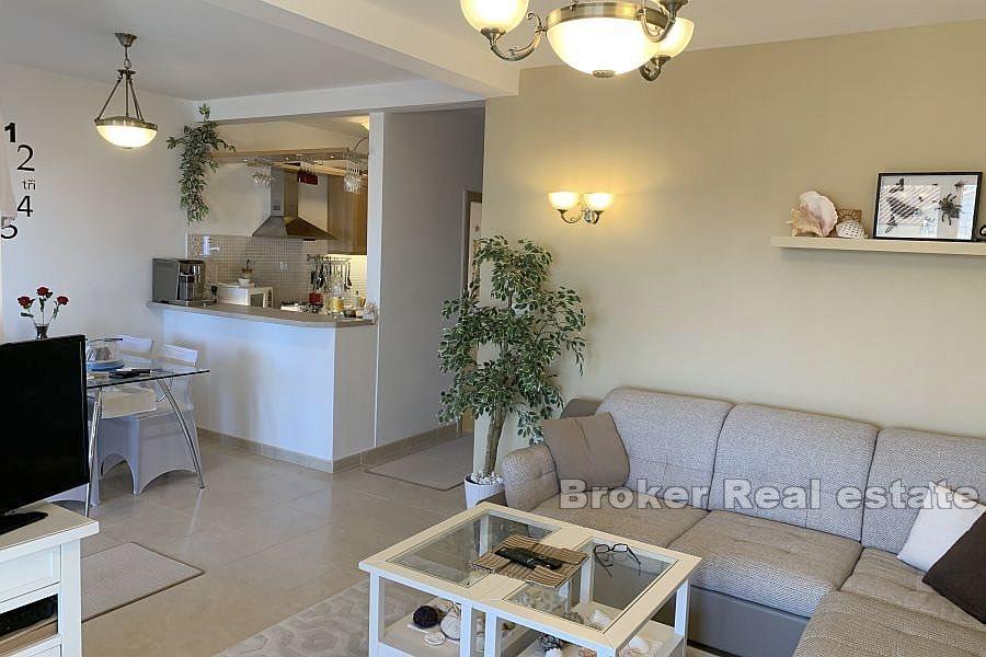 Ostrov Brač - Třípokojový apartmán s výhledem na moře a bazénem