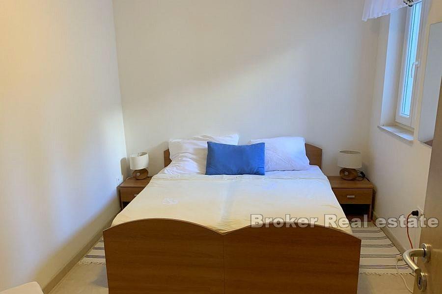 Ostrov Brač - Třípokojový apartmán s výhledem na moře a bazénem