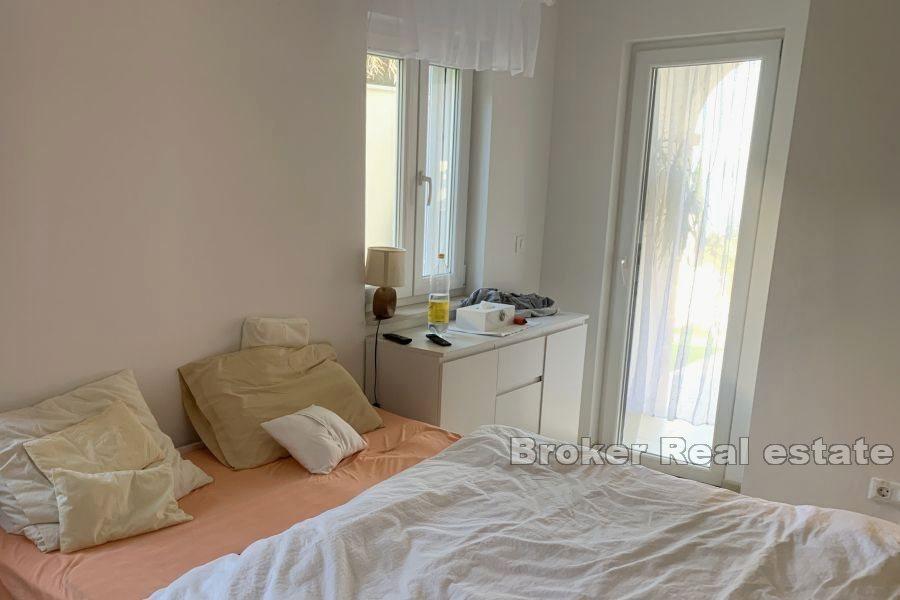 Ostrov Brač - Třípokojový apartmán s výhledem na moře a bazénem
