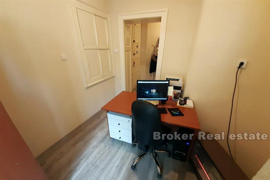 Split - Spinut, business space on busy street