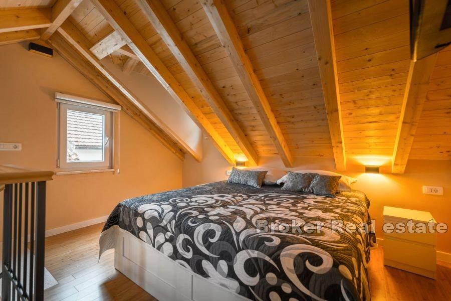 Split, Centrum - Dvoupodlažní apartmán s dvorem