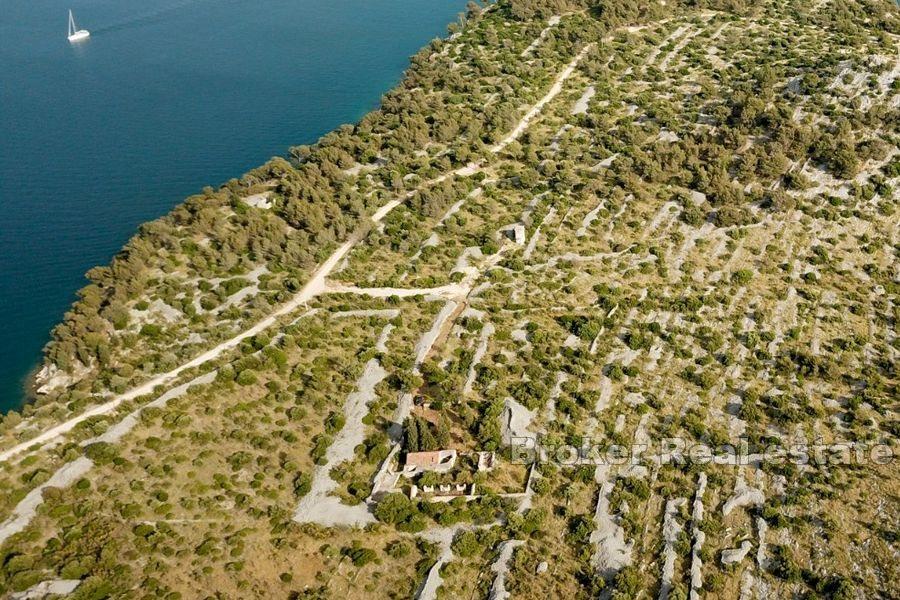 Sibenik - Grand terrain avec ruine et vue mer