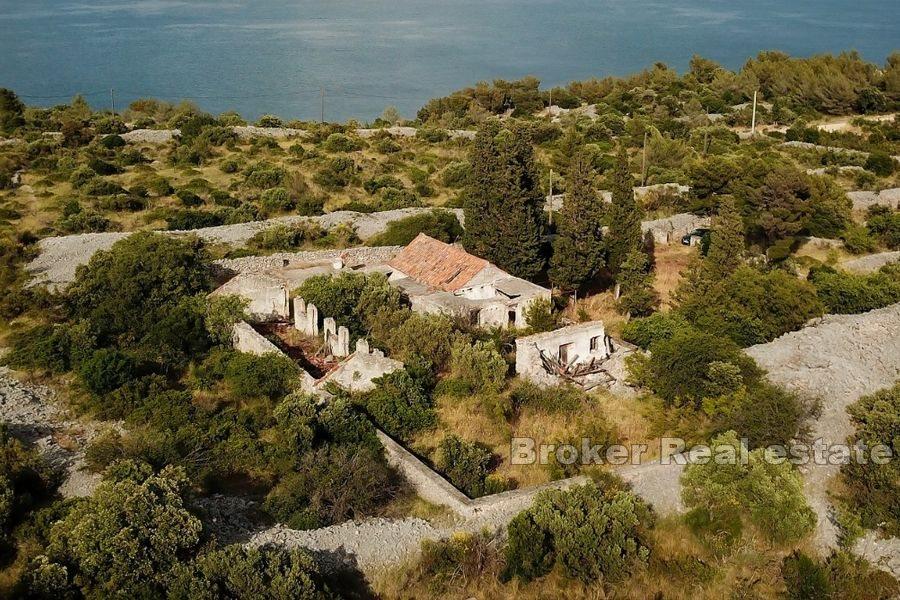 Sibenik - Grand terrain avec ruine et vue mer