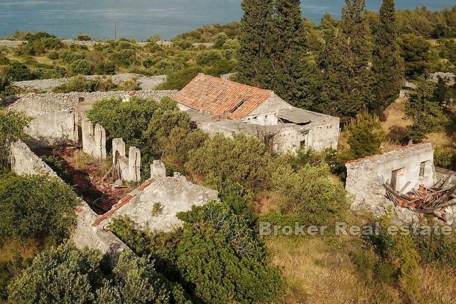 Sibenik - Grand terrain avec ruine et vue mer