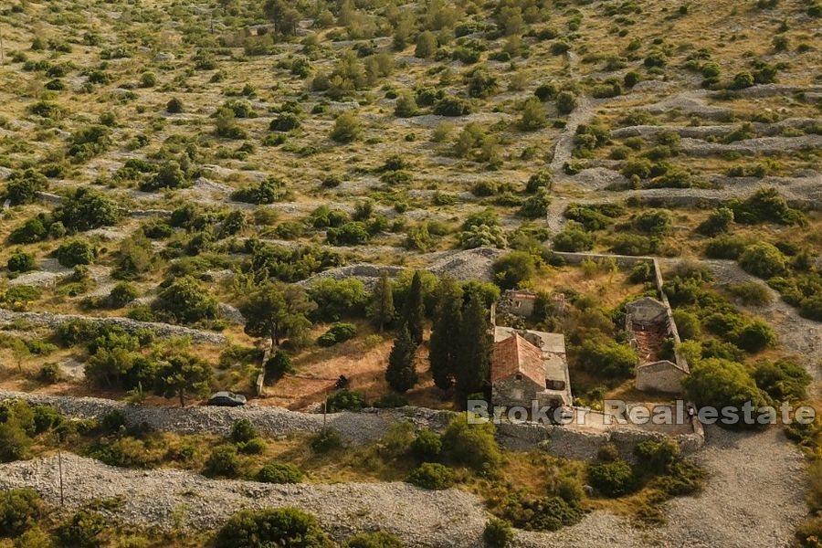 Sibenik - Grand terrain avec ruine et vue mer