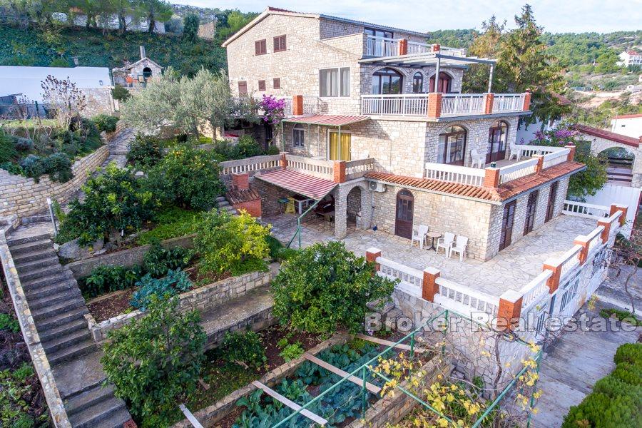 Insel Solta, Apartmenthaus mit Pool