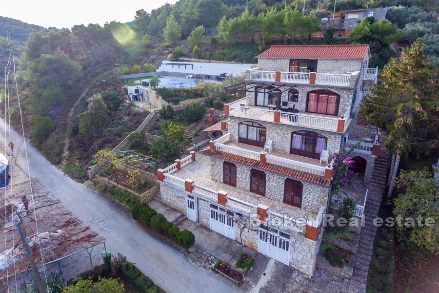 Insel Solta, Apartmenthaus mit Pool