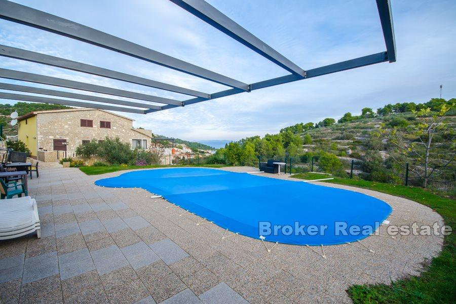 Île de Solta, maison d'appartements avec piscine