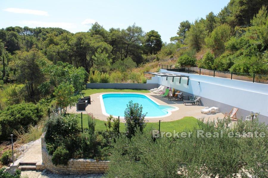 Île de Solta, maison d'appartements avec piscine