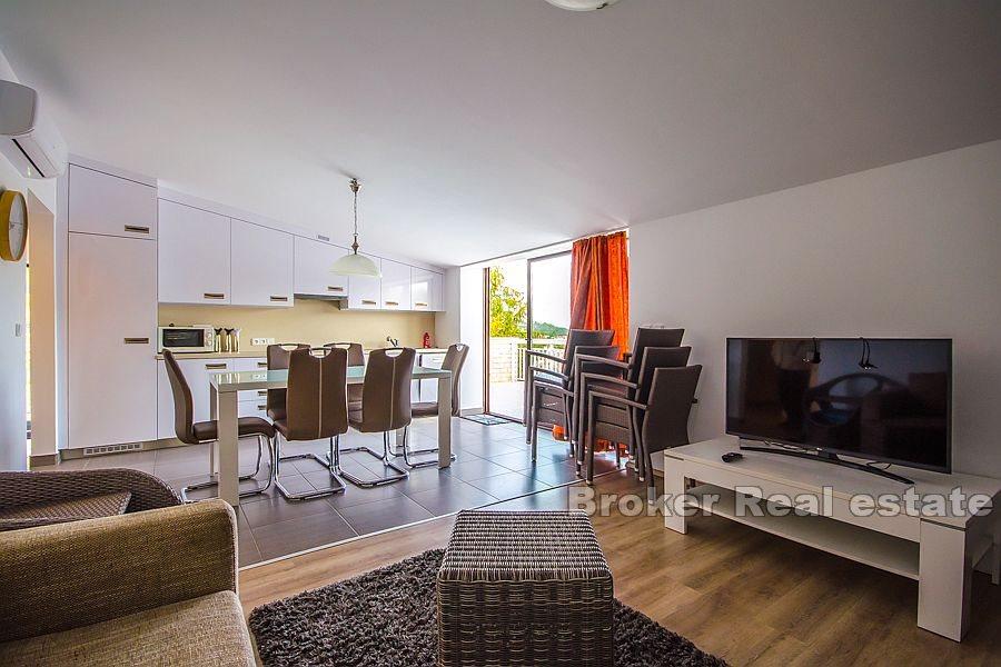 Insel Solta, Apartmenthaus mit Pool