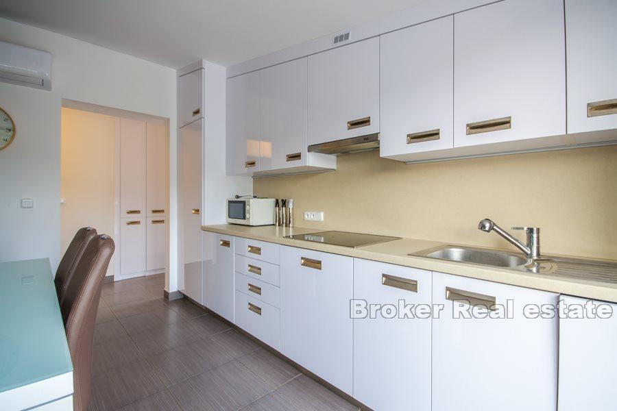 Insel Solta, Apartmenthaus mit Pool