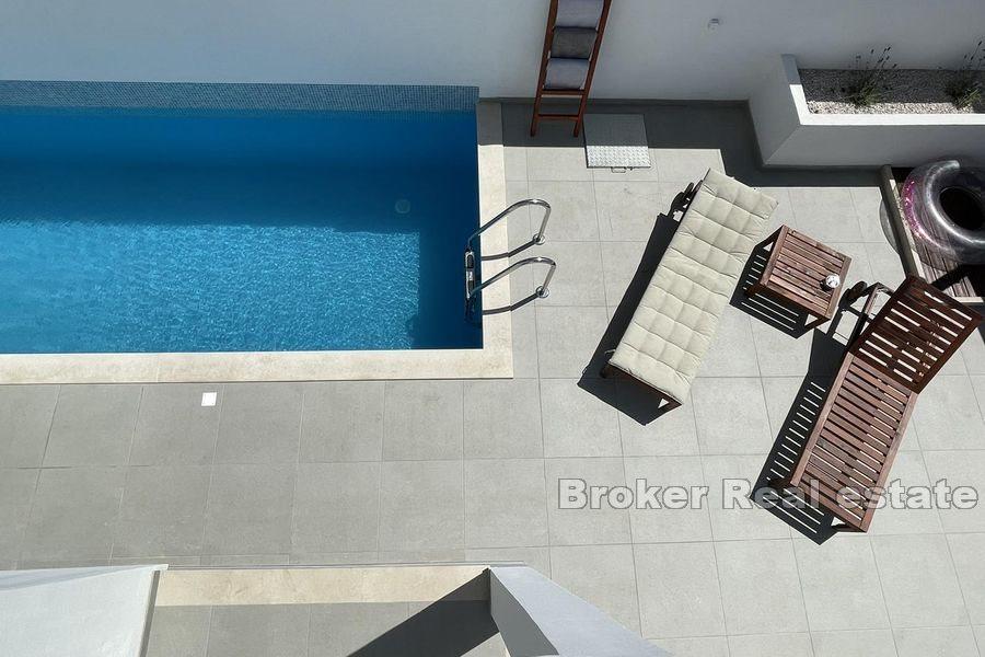 Otok Brač - Dvojna kuća s bazenom