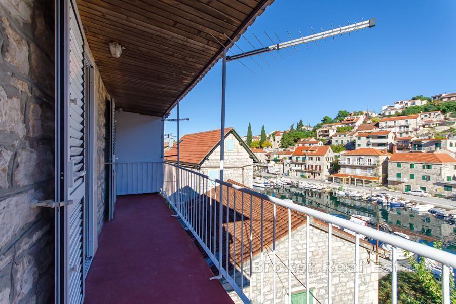 Otok Šolta - Kamena kuća na rivi