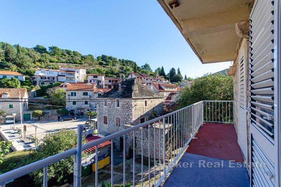 Wyspa Šolta - Kamienny dom na nabrzeżu