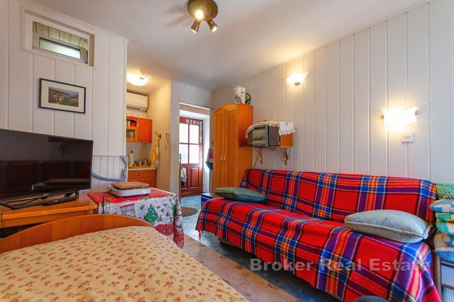 Wyspa Šolta - Kamienny dom na nabrzeżu