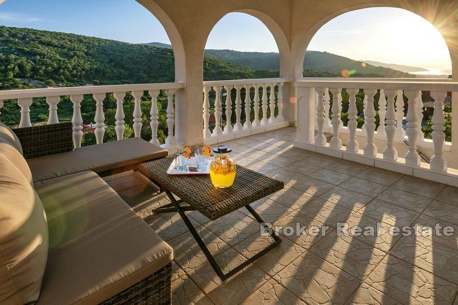 Wyspa Hvar - Dom z basenem i dużym ogrodem