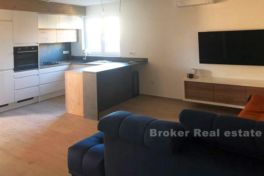 Près de Sibenik - Maison avec piscine en construction