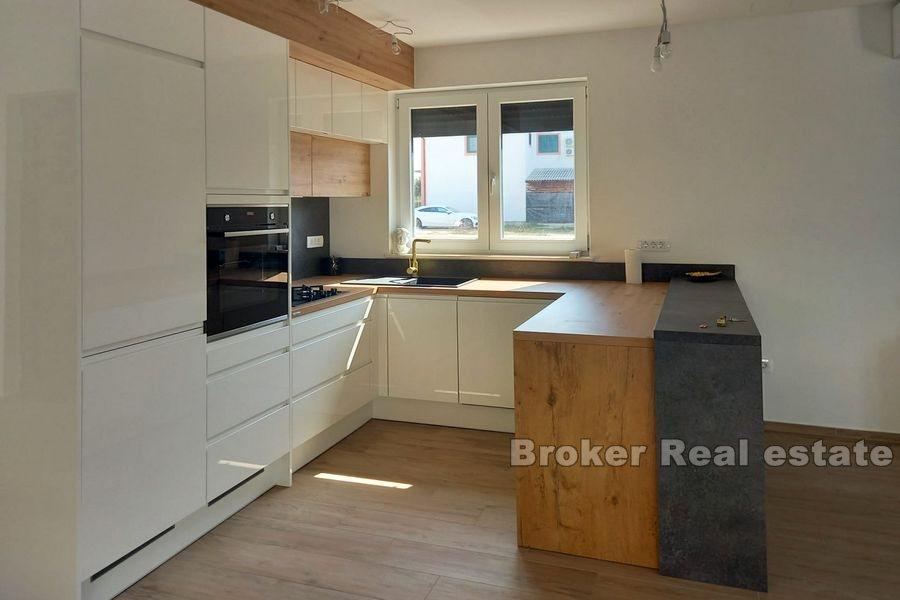 Près de Sibenik - Maison avec piscine en construction