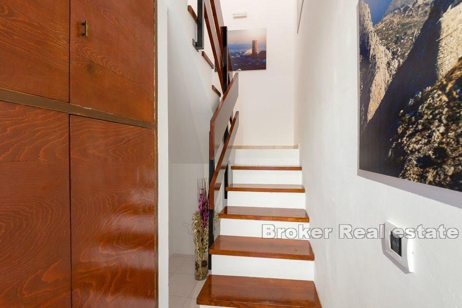 Сплит - Трстеник, комфортабельная двухуровневая квартира с террасой