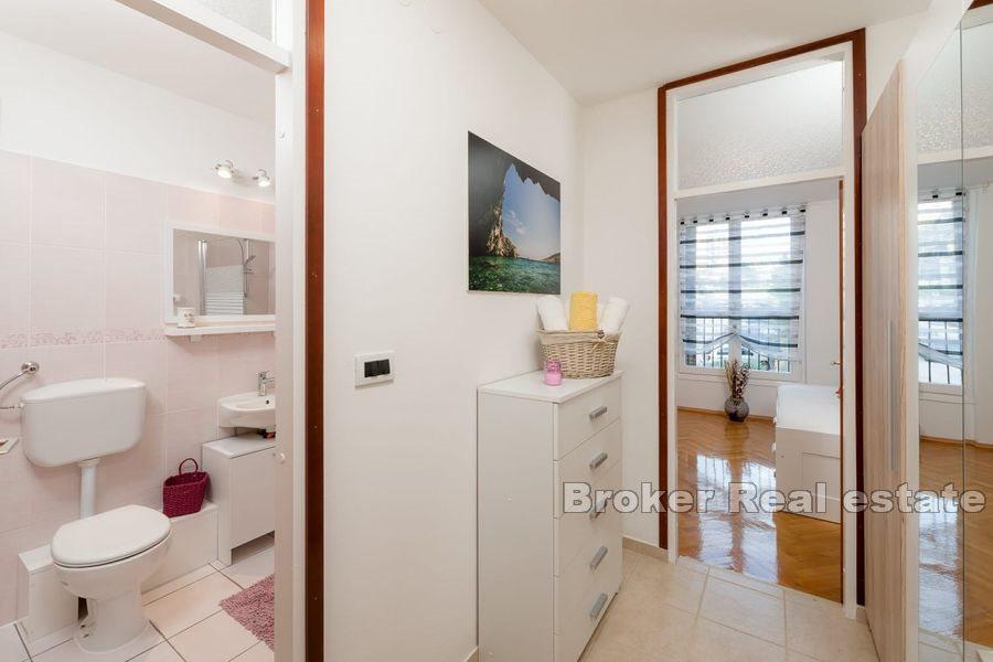 Сплит - Трстеник, комфортабельная двухуровневая квартира с террасой