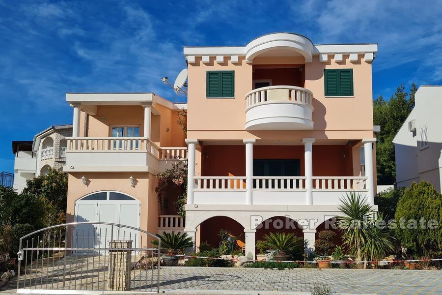 Rogoznica, dom z apartamentami 10m od morza