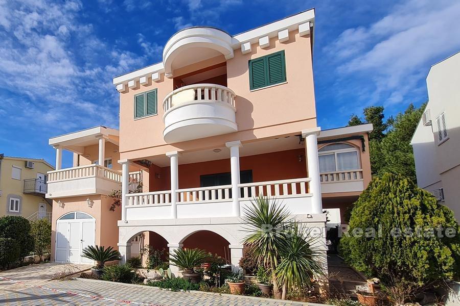 Rogoznica, dom z apartamentami 10m od morza