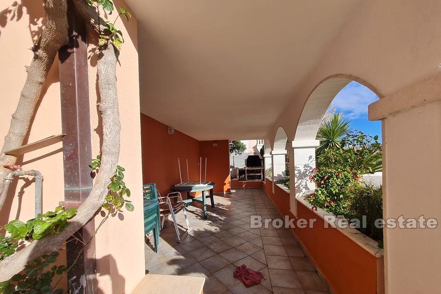 Rogoznica, dom z apartamentami 10m od morza