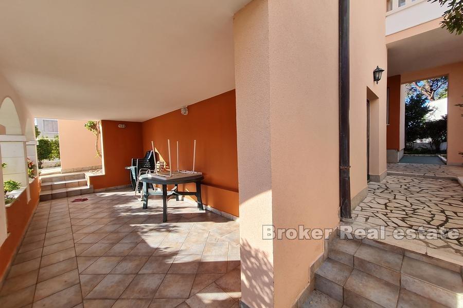 Rogoznica, dom z apartamentami 10m od morza