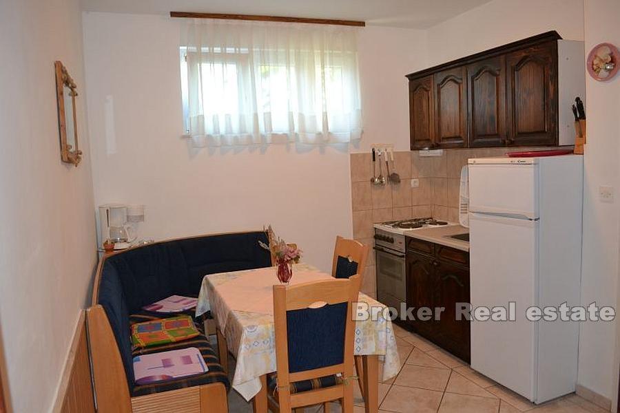 Rogoznica, dom z apartamentami 10m od morza