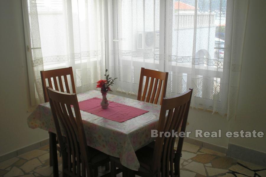 Rogoznica, dom z apartamentami 10m od morza