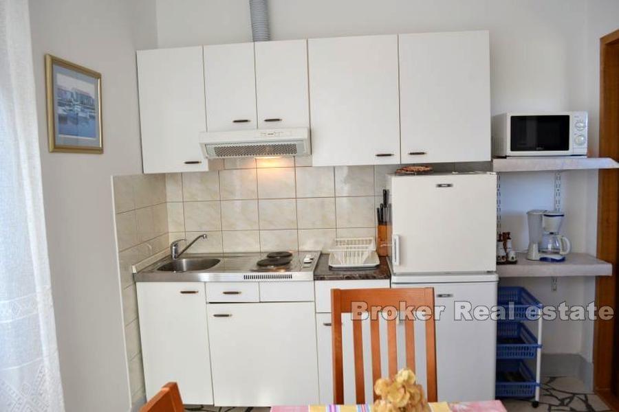 Rogoznica, dom z apartamentami 10m od morza