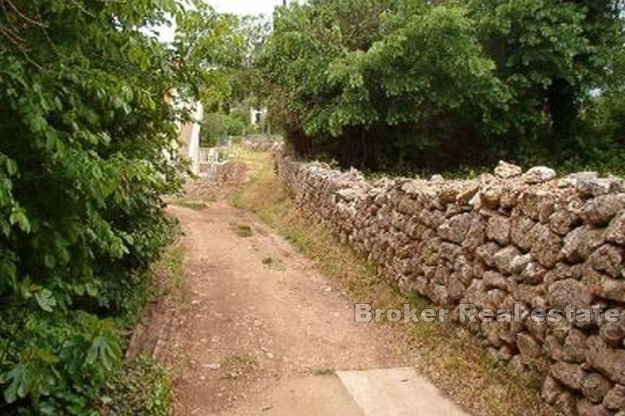 Otok Ugljan - Građevinsko zemljište u centru, blizu mora