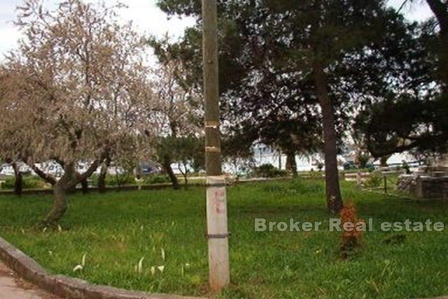 Otok Ugljan - Građevinsko zemljište u centru, blizu mora