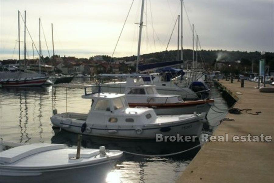 Otok Ugljan - Građevinsko zemljište u centru, blizu mora