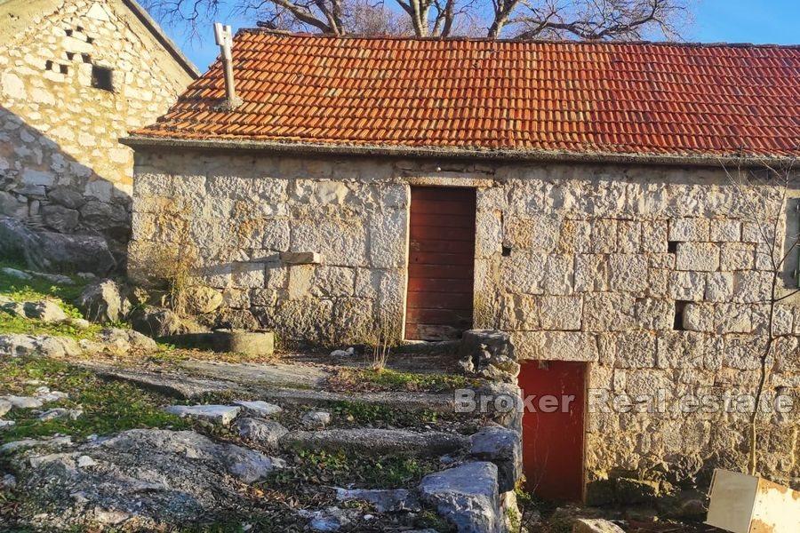 Blízko Split - Dalmatínske chaty na veľkom pozemku