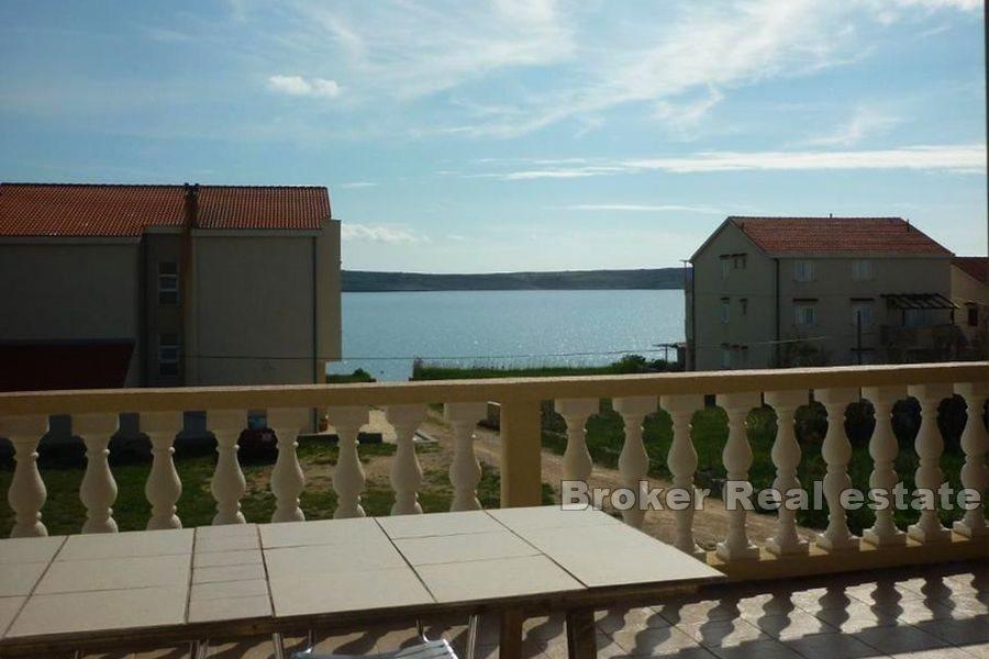 Otok Pag - Kuća s apartmanima s pogledom na more
