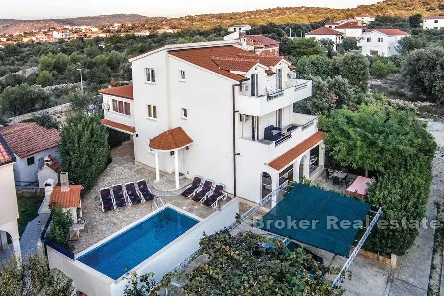 Rogoznica - Maison avec appartements avec vue sur la mer