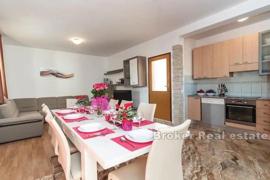 Rogoznica - Maison avec appartements avec vue sur la mer