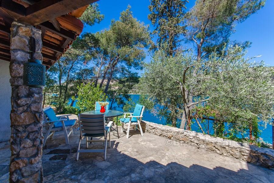 Isola di Brac, casa bifamiliare vicino al mare