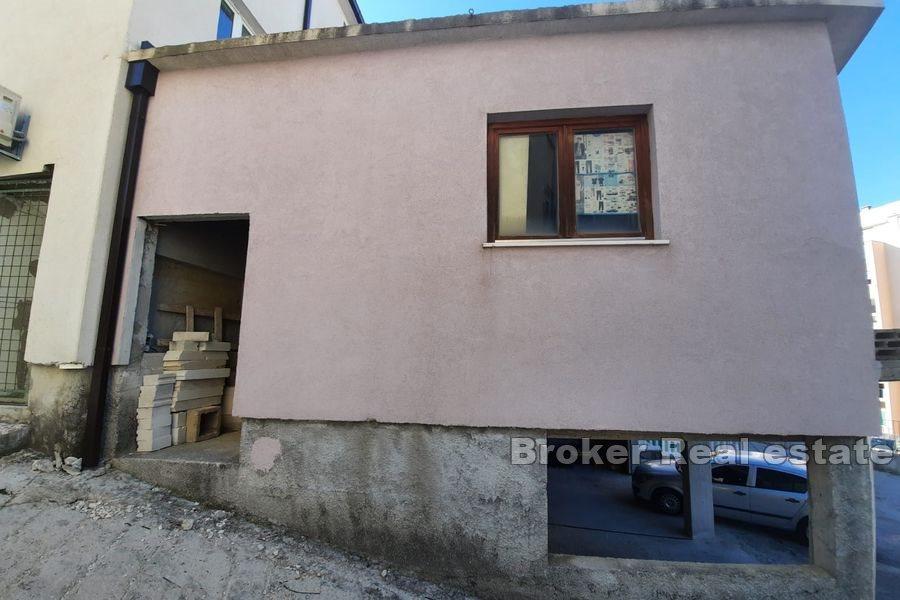 Split - Visoka, ofärdigt hus