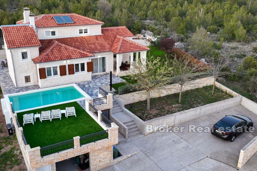 Sibenik - Maison en pierre avec piscine