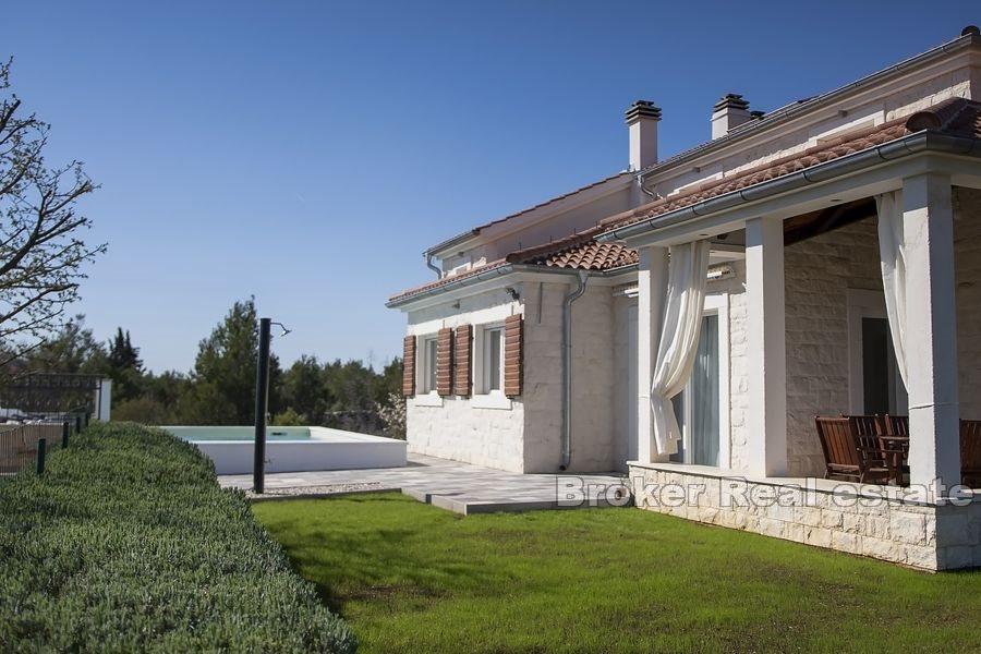Sibenik - Maison en pierre avec piscine