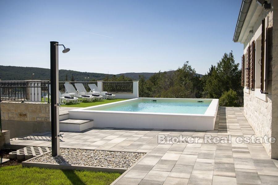 Sibenik - Maison en pierre avec piscine